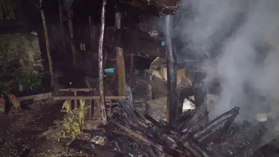 Bomberos apagaron las llamas para evitar que el fuego alcanzara a más viviendas cercanas al lugar del incendio en la comunidad UH May