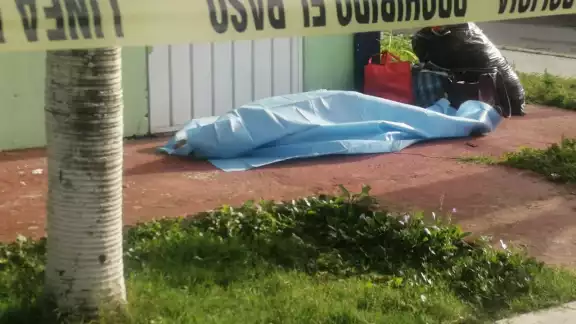 Las autoridades policiacas acudieron al lugar del fallecimiento de la señora para acordonar la zona en Chetumal Las autoridades policiacas acudieron al lugar del fallecimiento de la señora para acordonar la zona en Chetumal