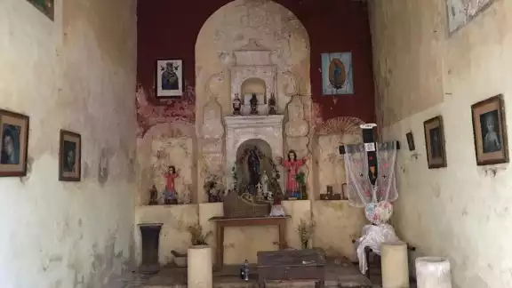Muchas leyendas rodean “La casa de las mil columnas” y la vida del antiguo dueño, Claudio Padilla, pues de acuerdo con las leyendas, él habría recurrido a la brujería para acrecentar y esconder su riqueza Muchas leyendas rodean “La casa de las mil columnas” y la vida del antiguo dueño, Claudio Padilla, pues de acuerdo con las leyendas, él habría recurrido a la brujería para acrecentar y esconder su riqueza