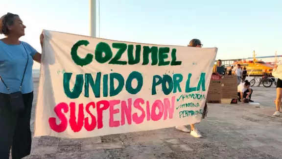 Cerca de cien personas que se manifestaron en dónde también se les unió la comunidad extranjera Cerca de cien personas que se manifestaron en dónde también se les unió la comunidad extranjera