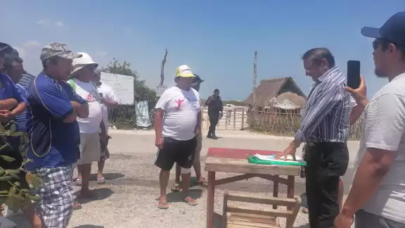 La asamblea se llevó a cabo a las afueras del lugar ocupado por el grupo opositor La asamblea se llevó a cabo a las afueras del lugar ocupado por el grupo opositor