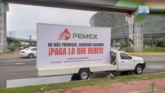 Colocaron una lona con la consigna "¡PEMEX, paga lo que debes!" y varios hashtags.