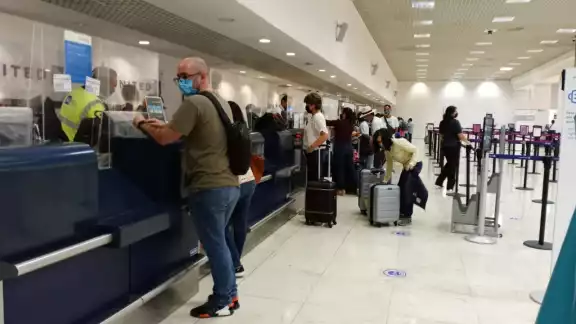 Los mostradores de American Airlines y de United fueron reubicados al fondo de la sala Sur