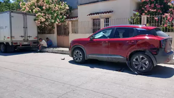 En Palizada, dos vehículos protagonizaron un hecho de tránsito en la calle Ignacio Ramírez.
