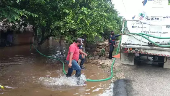 Pipas de bombeo trabajan en el desazolve del agua estancada en terrenos y viviendas