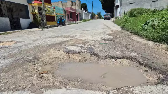 Conductores denuncian profundos baches en la calle 21, a la altura de Pozo Monte y Las Mercedes en Champotón.
