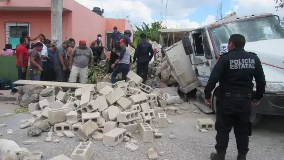 Policías y vecinos hicieron esfuerzos para quitarle los bloques de encima Policías y vecinos hicieron esfuerzos para quitarle los bloques de encima