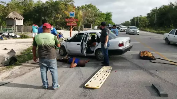 Uno de los tripulantes de los automóviles involucrados en en accidente en la Tulum-Cobá terminó prensado, por lo que bomberos lograron liberarlo Uno de los tripulantes de los automóviles involucrados en en accidente en la Tulum-Cobá terminó prensado, por lo que bomberos lograron liberarlo