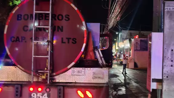 Doctor amenaza con explotar tanque de gas en clínica de Cancún; intensa movilización en la zona Doctor amenaza con explotar tanque de gas en clínica de Cancún; intensa movilización en la zona