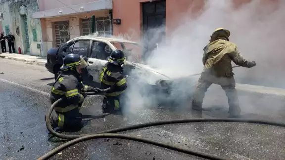Al lugar llegaron elementos de bomberos quienes hicieron todo lo posible para sofocar las llamas Al lugar llegaron elementos de bomberos quienes hicieron todo lo posible para sofocar las llamas