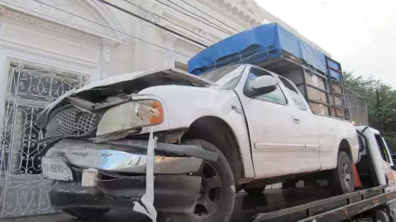 La camioneta quedó destruida del frente La camioneta quedó destruida del frente