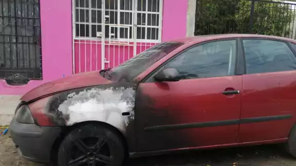 Se incendia automóvil en Chetumal por falla mecánica Se incendia automóvil en Chetumal por falla mecánica