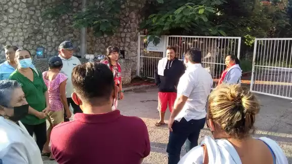 Los ejidatarios esperaron a su abogado para poder realizar la liberación y reapertura de los vestigios mayas de Dzibichaltún en Yucatán Los ejidatarios esperaron a su abogado para poder realizar la liberación y reapertura de los vestigios mayas de Dzibichaltún en Yucatán