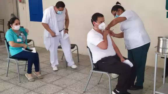 En total serán inoculizados 535 trabajadores de la salud en este municipio