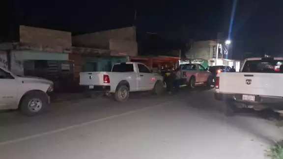 Elementos de la AEI llegaron en siete camionetas de la Fiscalía General del Estado a un predio en la colonia Salsipuedes Elementos de la AEI llegaron en siete camionetas de la Fiscalía General del Estado a un predio en la colonia Salsipuedes