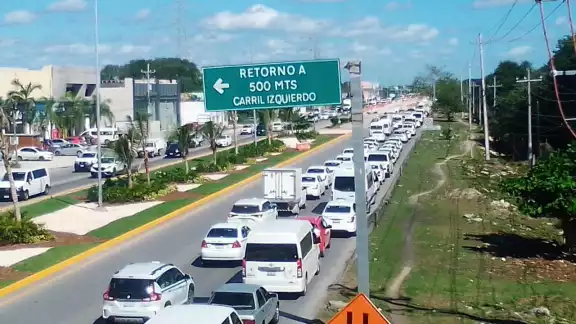 Dos Vans tuvieron daños menores; la peor parte la llevó un automóvil, pues quedó con el frente destrozado