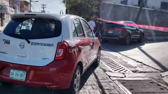 Tras el impacto, la guiadora de la camioneta Lincoln terminó estrellándose en un poste de la colonia Centro de Ciudad del Carmen Tras el impacto, la guiadora de la camioneta Lincoln terminó estrellándose en un poste de la colonia Centro de Ciudad del Carmen