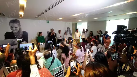 Marcelo Ebrard esperó al Gobernador de Quintana Roo para platicar con la prensa, pero al no llegar, el canciller habló sobre lo pactado en el desayuno con empresarios en Cancún