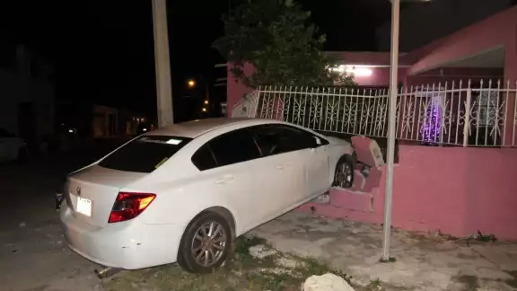 El automóvil derribó la barda de una casa durante la madrugada de este sábado en el segundo cuadro de Mérida El automóvil derribó la barda de una casa durante la madrugada de este sábado en el segundo cuadro de Mérida
