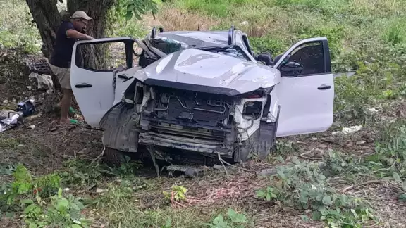 Estalla neumático y camioneta Frontier se estrella contra un árbol en la autopista Champotón–Campeche; tres lesionados Estalla neumático y camioneta Frontier se estrella contra un árbol en la autopista Champotón–Campeche; tres lesionados