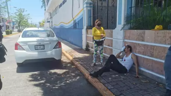 Por fortuna, vecinos lograron anotar el número económico del taxista antes de que huyera