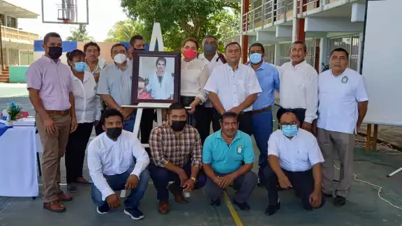 La maestra recibío varios premios como la medalla “Rafael Ramírez” por sus 30 años de servicio el premio “Francisco Field Jurado” La maestra recibío varios premios como la medalla “Rafael Ramírez” por sus 30 años de servicio el premio “Francisco Field Jurado”