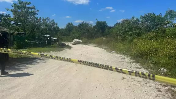 Autoridades acordonaron el área para localizar el resto del cuerpo en Cancún