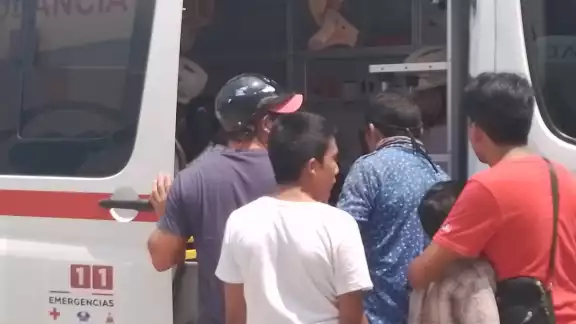 Paramédicos atendieron a la mujer y sus dos hijos Paramédicos atendieron a la mujer y sus dos hijos