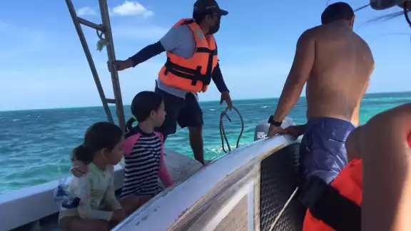 Los turistas lograron ser salvados por guarda parques