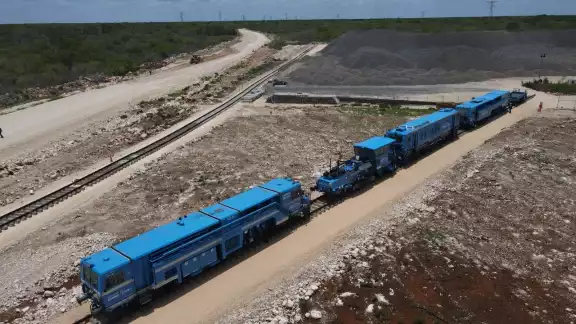 Hace unos días llegaron máquinas rodantes especiales para perfilar, nivelar y regularizar la capa de balasto Hace unos días llegaron máquinas rodantes especiales para perfilar, nivelar y regularizar la capa de balasto