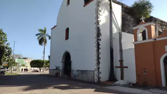 Una de las puertas del interior de la Iglesia de la Santa Cruz en Carrillo Puerto fue forzada para perpetrar el robo Una de las puertas del interior de la Iglesia de la Santa Cruz en Carrillo Puerto fue forzada para perpetrar el robo