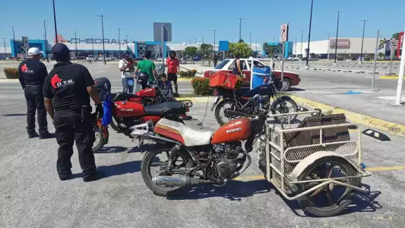 Un taxista atropelló a un joven en motocicleta en Plaza 'Palmira' en Ciudad del Carmen