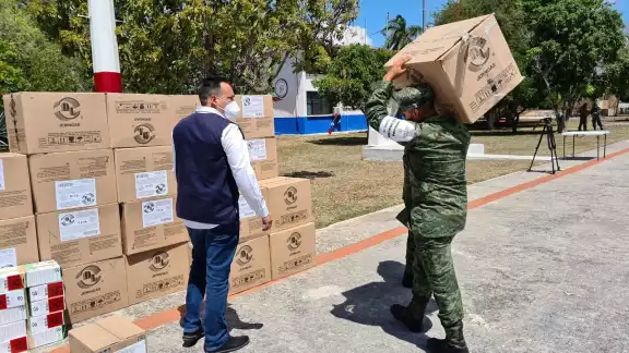 Elementos del Ejército Mexicano jurisdiccionados a la 32/a. Zona Militar proporcionaron apoyo en recepción y distribución de dichos insumos Elementos del Ejército Mexicano jurisdiccionados a la 32/a. Zona Militar proporcionaron apoyo en recepción y distribución de dichos insumos