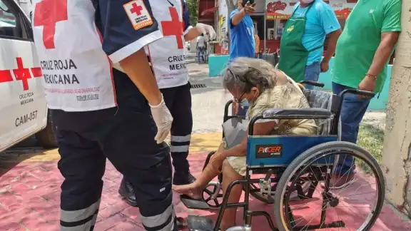 Socorristas de la Cruz Roja brindaron los primeros auxilios a la adulta mayor que al parecer sufrió de una posible fractura en el pie derecho Socorristas de la Cruz Roja brindaron los primeros auxilios a la adulta mayor que al parecer sufrió de una posible fractura en el pie derecho