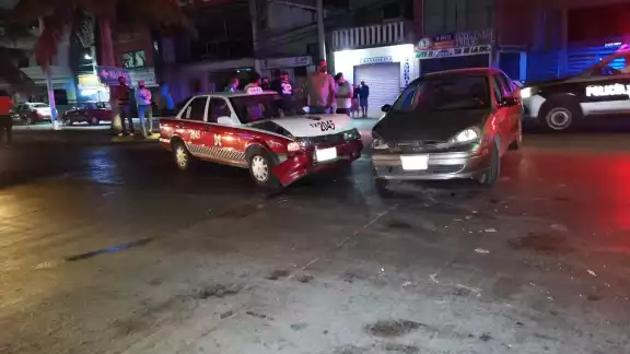 Hombre se impacta con taxi y pasajero resulta con lesiones Hombre se impacta con taxi y pasajero resulta con lesiones