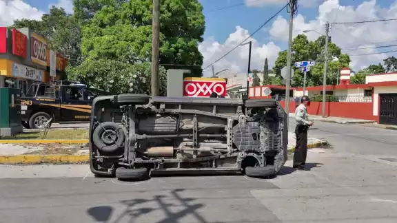 La camioneta Avanza circulaba sobre la 96 de Norte a Sur cuando recibió el impacto en la parte superior de la llanta trasera derecha