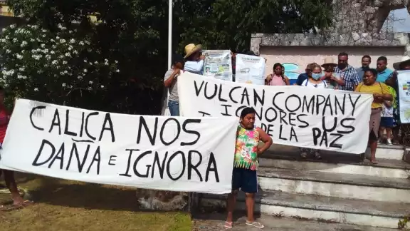 Con mantas y pancartas los ciudadanos exigieron a Calica una reparación de los daños ocasionados