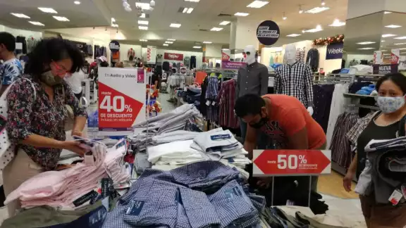 No hubo control en el acceso, sólo se les tomaba la temperatura y aplicaba gel antibacterial