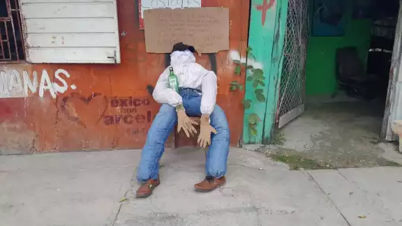 El muñeco es encendido cerca de la medianoche del último día del año