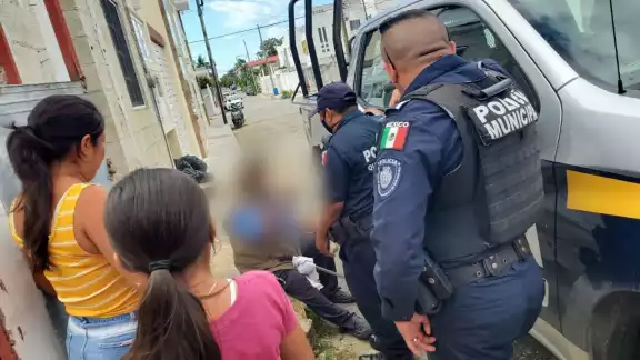 El abuelito fue trasladado por elementos de la Policía Municipal de Cozumel en espera de su familia El abuelito fue trasladado por elementos de la Policía Municipal de Cozumel en espera de su familia