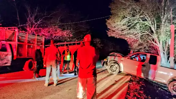 Elementos policiacos cerraron la circulación de la vía Peto-Tzucacab en lo que retiraban los vehículos de la zona
