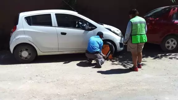 La empresa suma quejas por abusos, como colocar inmovilizadores en zonas prohibidas, y por opacidad, pues no ha entregado su informe de septiembre La empresa suma quejas por abusos, como colocar inmovilizadores en zonas prohibidas, y por opacidad, pues no ha entregado su informe de septiembre