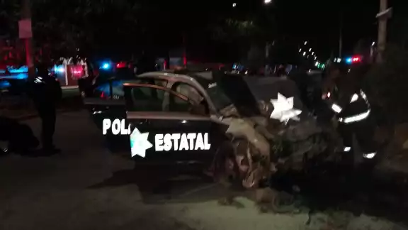 El choque dejó la unidad de la policía con grandes daños