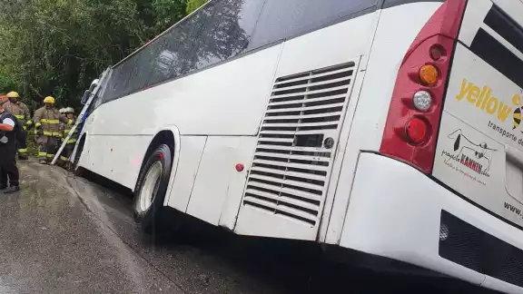 El autobús quedó inclinado hacia su lado derecho en la carretera a Gas-Auto en Cancún ; el conductor logró salir de la unidad