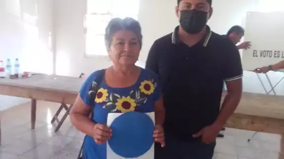 En medio de votaciones limpias y sin disturbios, la comunidad escogió a la maestra Saturdina Kantún Kantún como su nueva abanderada En medio de votaciones limpias y sin disturbios, la comunidad escogió a la maestra Saturdina Kantún Kantún como su nueva abanderada