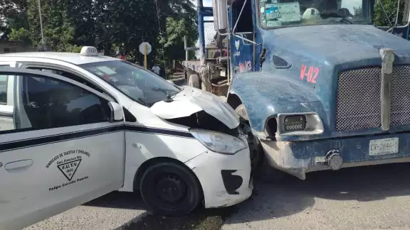 Brutal choque entre grúa y taxi deja una persona lesionada en Felipe Carillo Puerto Brutal choque entre grúa y taxi deja una persona lesionada en Felipe Carillo Puerto