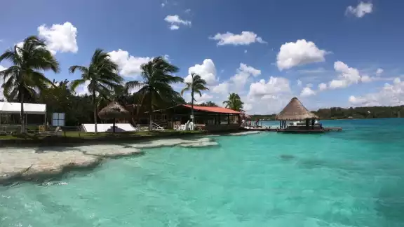 El agua poco a poco vuelve a sus tonos azules El agua poco a poco vuelve a sus tonos azules