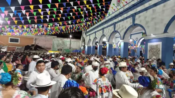 Los habitantes de Huhí y Cacalchén se vistieron con trajes típicos para dar inicio a la vaquería en honor a San Pedro y San Pablo Los habitantes de Huhí y Cacalchén se vistieron con trajes típicos para dar inicio a la vaquería en honor a San Pedro y San Pablo