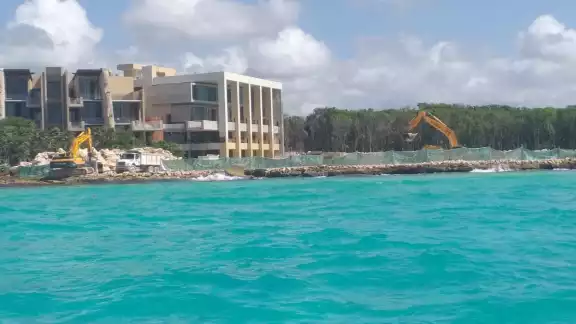 La Marina de Xcaret en Playa del Carmen fue denunciada por ambientalistas debido a que dañaría los arrecifes en la Riviera Maya