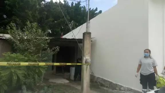 La persona vivía sola; el lunes la vieron ingerir bebidas embriagantes y no volvió a salir, lo que pareció extraño a las personas La persona vivía sola; el lunes la vieron ingerir bebidas embriagantes y no volvió a salir, lo que pareció extraño a las personas